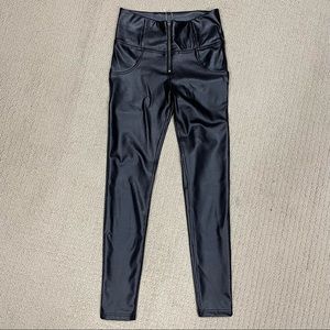 Super flattering Pleather yoga pants size small